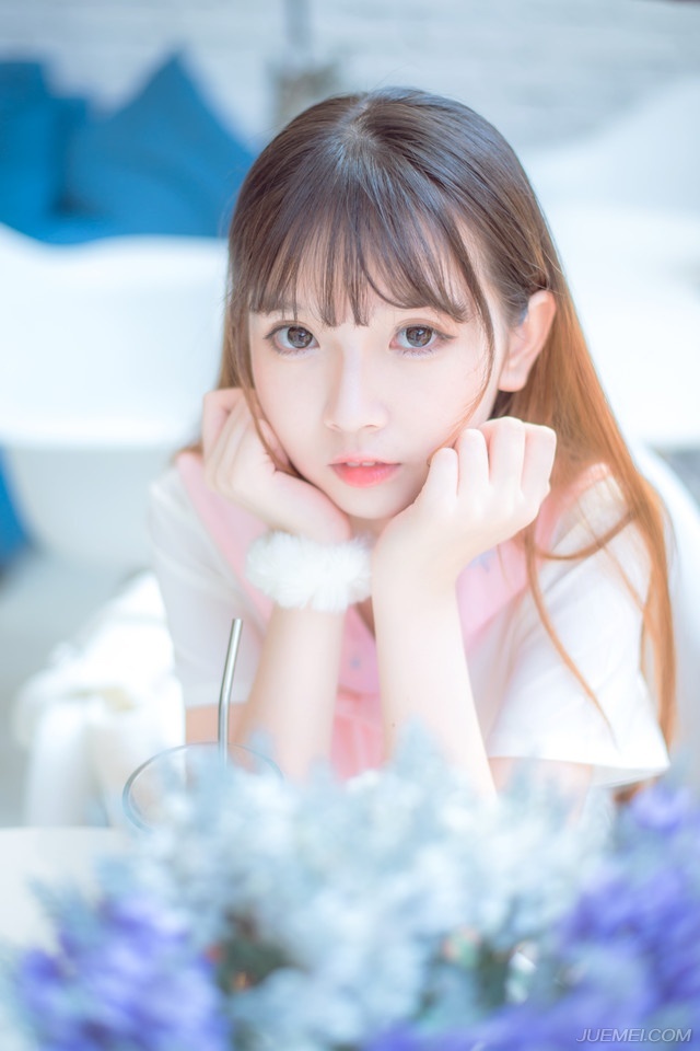 挫折是一块石头，对于弱者来说它是拌脚石，让你停步不前。而对于强者来说它是垫脚石，使你站得更高。